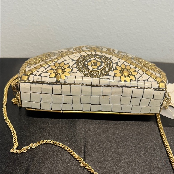 Antik Kraft | Metal Heart Gold & Cream Mosaic Purse w/ Crossbody - Picture 8 of 13